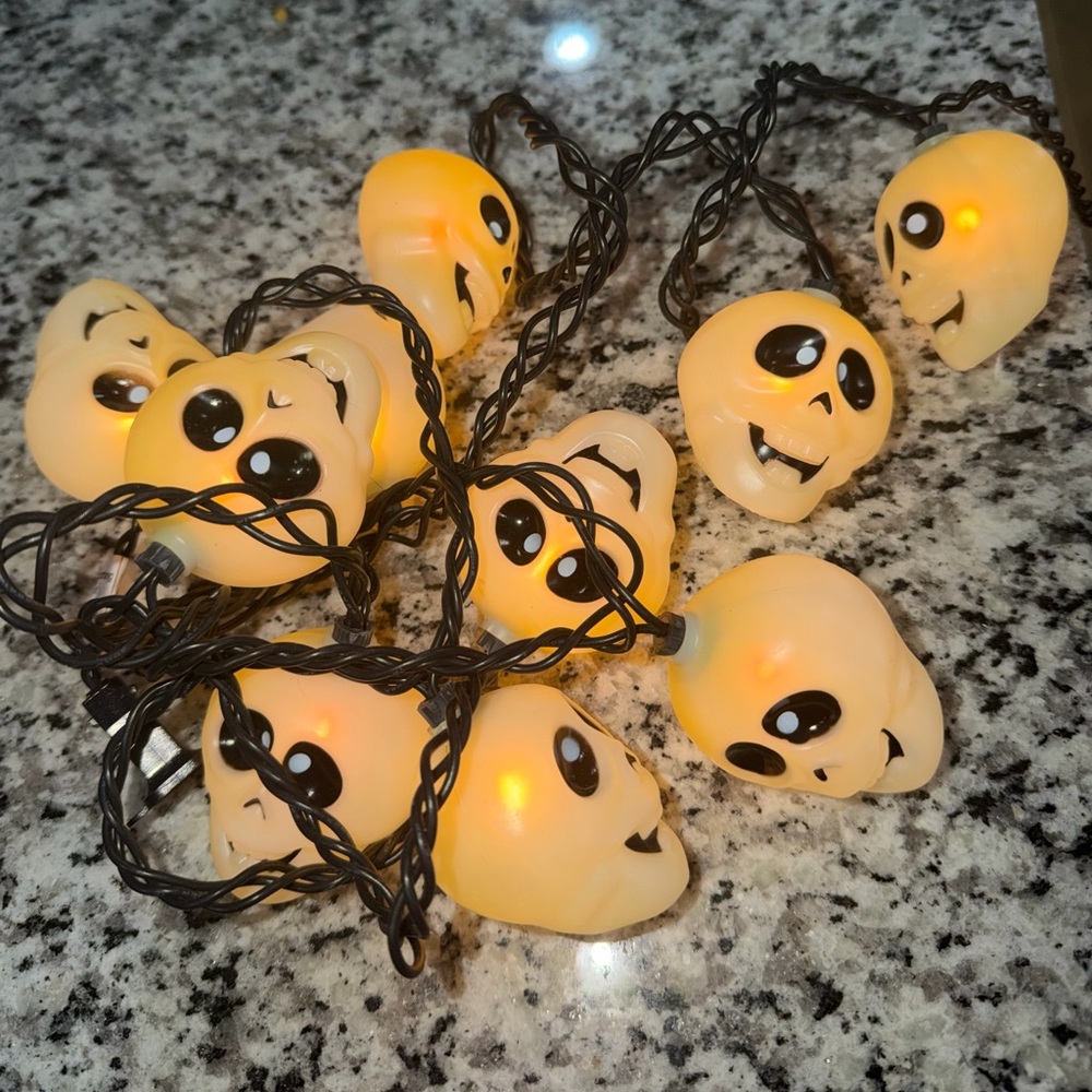 1 Strand of Halloween Blow Mold Skull String Lights WORKS‎